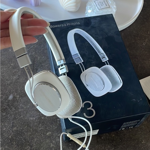 Bowers and Wilkins P3 Headphones - Picture 2 of 4